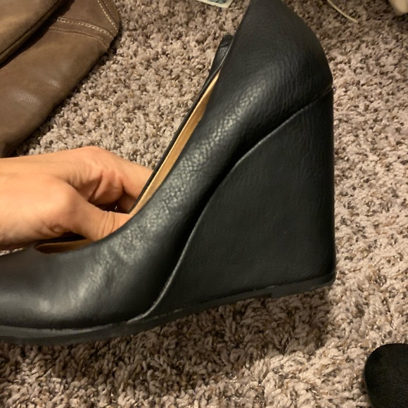 BCBG  heels - Picture 5 of 7